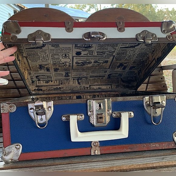 BEAUTIFUL ANTIQUE 1950’s RED WHITE and BLUE HARDSIDE CASE.  $120 OBO - Picture 1 of 15